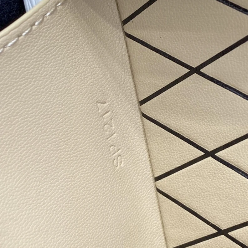 Louis vuitton locations Supremely Louis Vuitton Epi Leather Petite Malle White