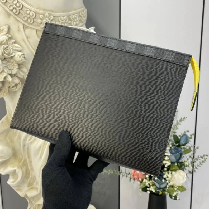 Flat inte Louis Vuitton Epi Leather Pochette Voyage MM Black