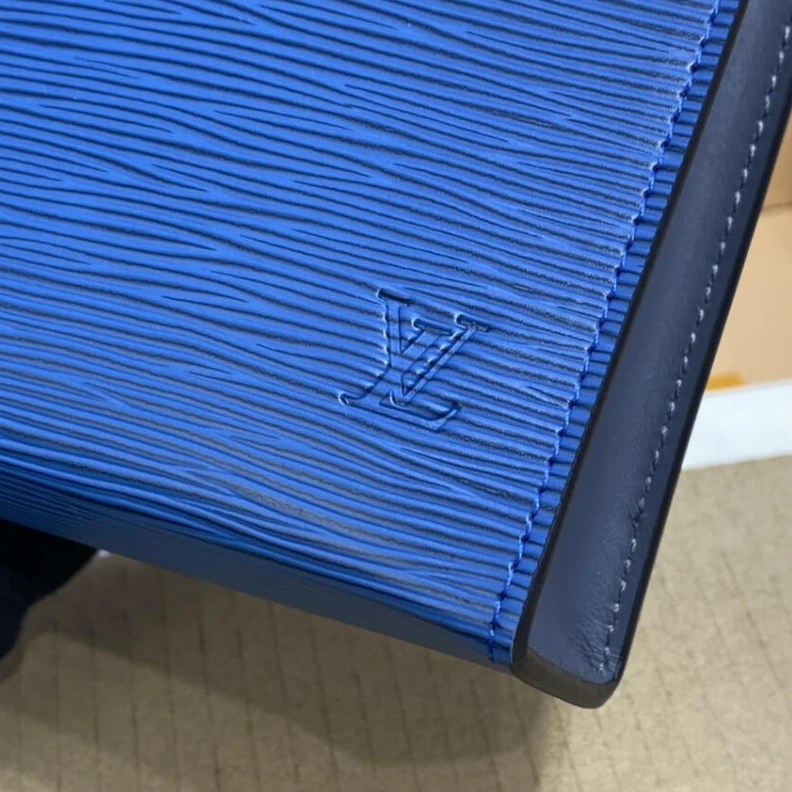 Top lv In Epi lea Louis Vuitton Epi Leather Pochette Voyage MM Blue