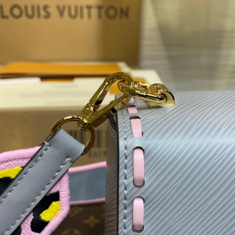 Mythick ru Strap: Re Louis Vuitton Epi Leather Twist MM Grey