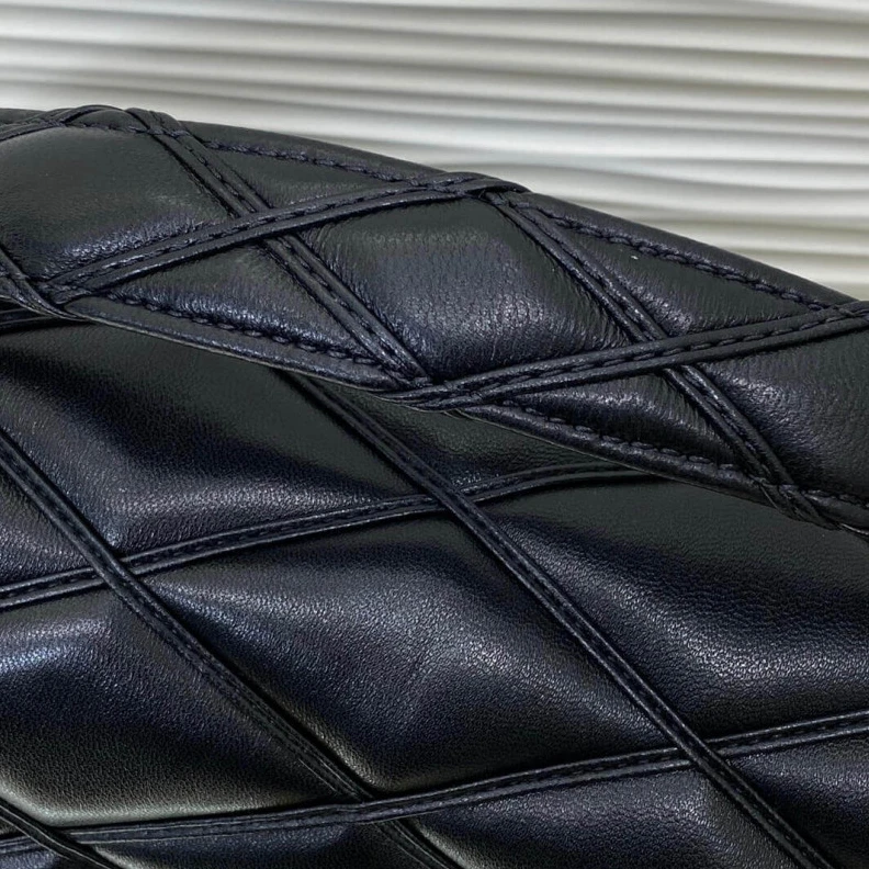 Mythick ru Cowhidele Louis Vuitton GO-14 MM Bag Black