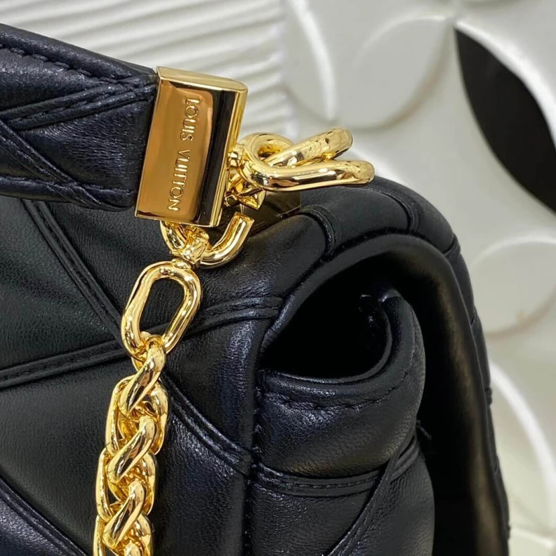 Mythick ru Cowhidele Louis Vuitton GO-14 MM Bag Black