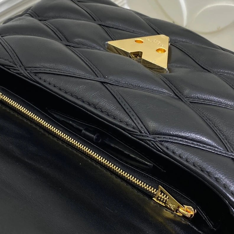 Mythick ru Cowhidele Louis Vuitton GO-14 MM Bag Black