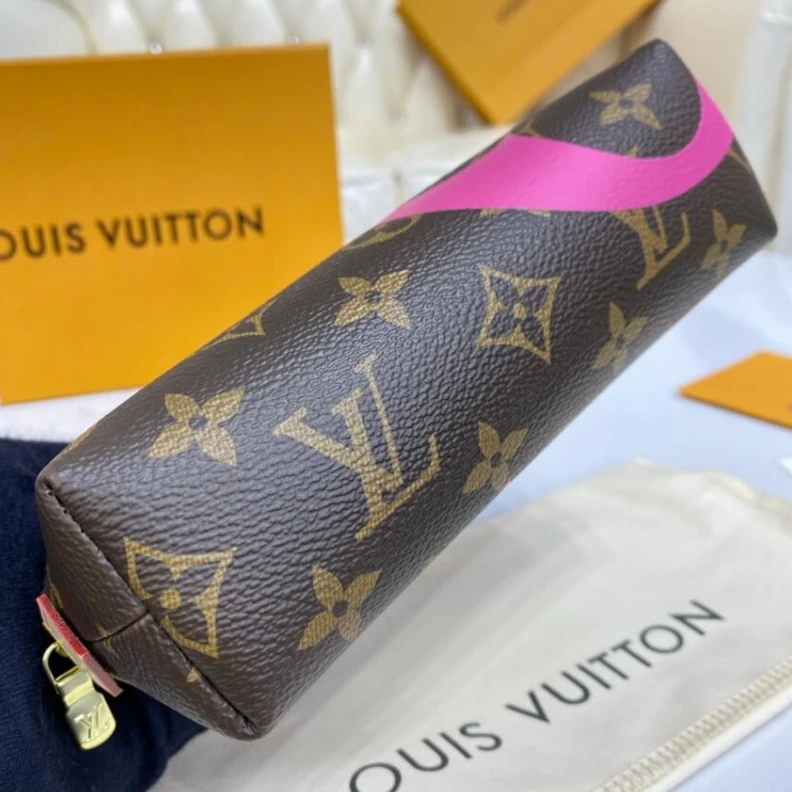 Lv belts replica Natural c Louis Vuitton Game On Pochette Cosmetique