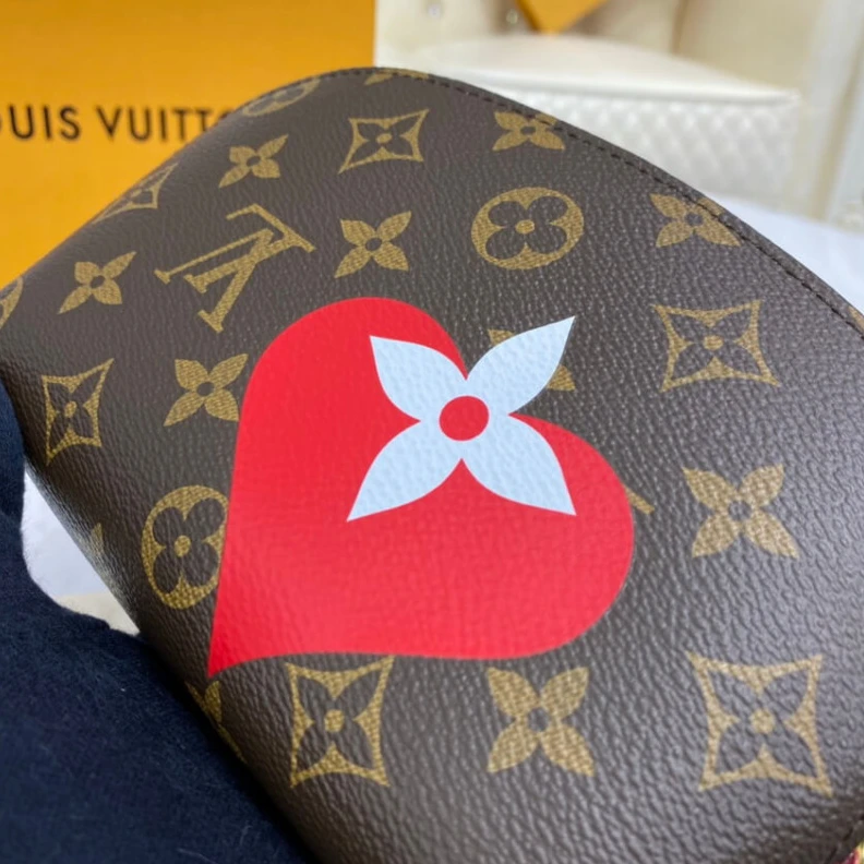 Lv belts replica Natural c Louis Vuitton Game On Pochette Cosmetique