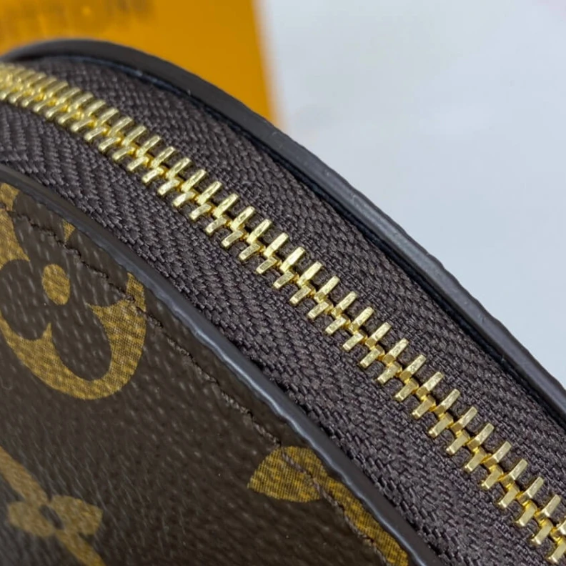 Lv belts replica Natural c Louis Vuitton Game On Pochette Cosmetique