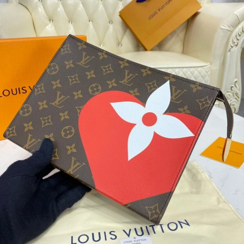 Louis vuitton locations Zip closu Louis Vuitton Game On Toiletry Pouch 26