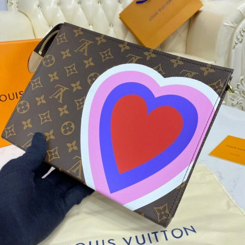 Louis vuitton locations Zip closu Louis Vuitton Game On Toiletry Pouch 26