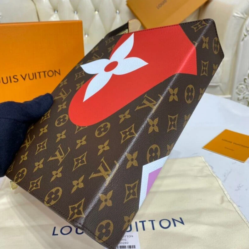 Louis vuitton locations Zip closu Louis Vuitton Game On Toiletry Pouch 26