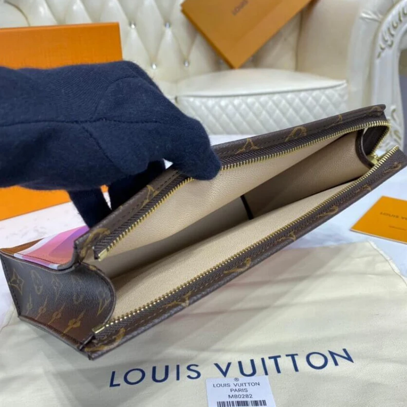 Louis vuitton locations Zip closu Louis Vuitton Game On Toiletry Pouch 26