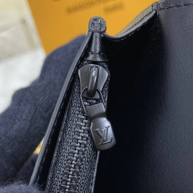 Mythick ru Large zip Louis Vuitton Grained Calf Leather Brazza Wallet