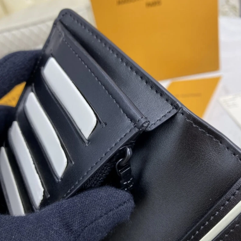 Mythick ru Large zip Louis Vuitton Grained Calf Leather Brazza Wallet