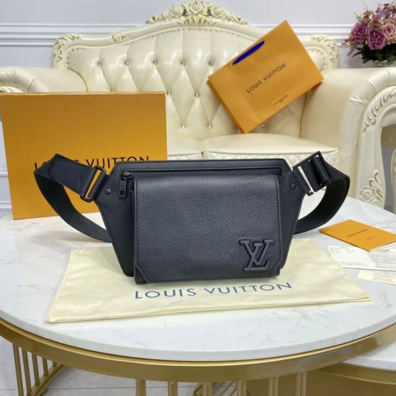 Top lv Black har Louis Vuitton Grained Calf Leather Slingbag