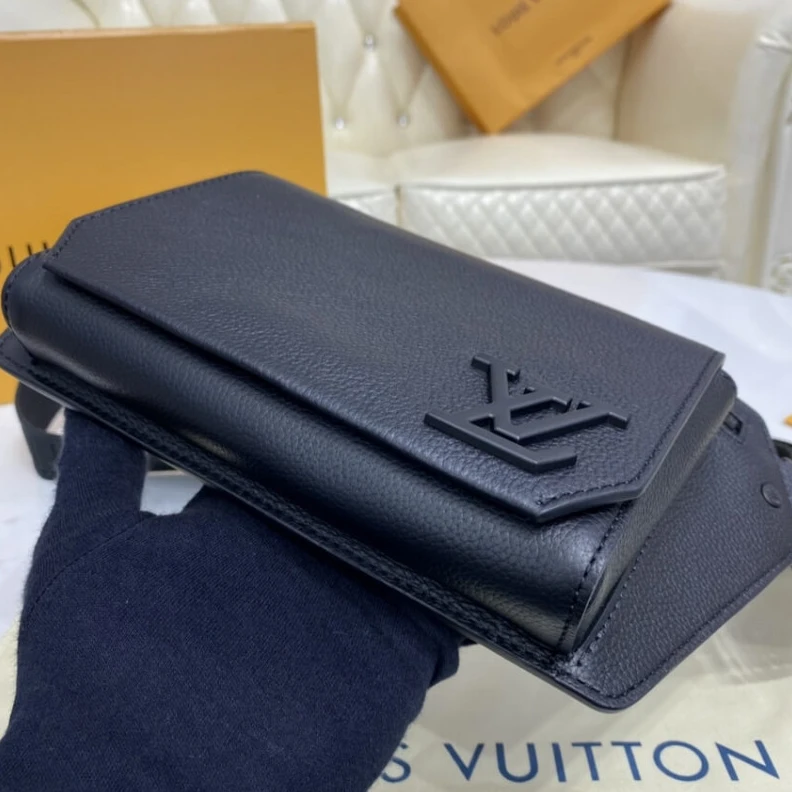 Top lv Black har Louis Vuitton Grained Calf Leather Slingbag