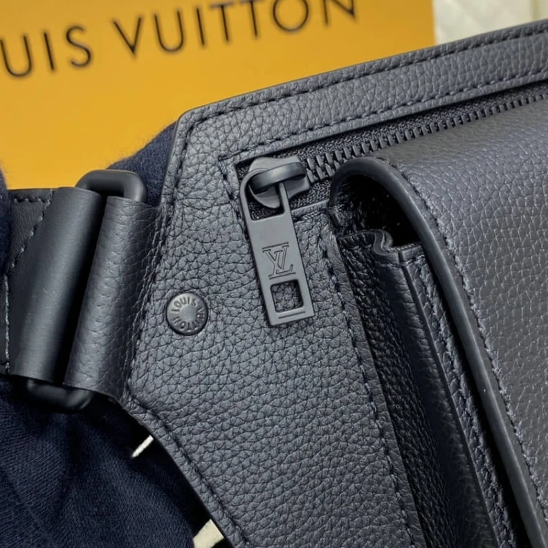 Top lv Black har Louis Vuitton Grained Calf Leather Slingbag
