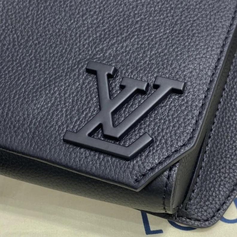 Top lv Black har Louis Vuitton Grained Calf Leather Slingbag