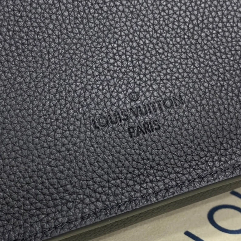 Top lv Black har Louis Vuitton Grained Calf Leather Slingbag