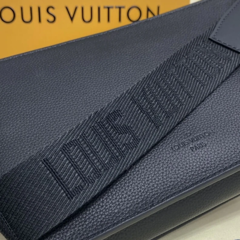 Top lv Black har Louis Vuitton Grained Calf Leather Slingbag