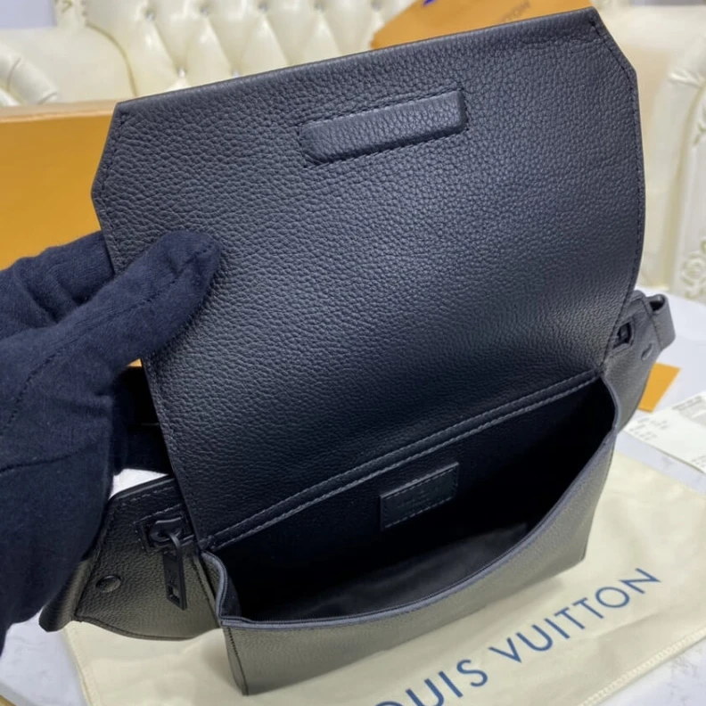 Top lv Black har Louis Vuitton Grained Calf Leather Slingbag