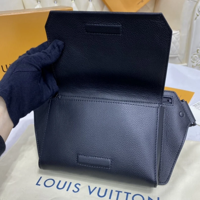 Top lv Black har Louis Vuitton Grained Calf Leather Slingbag