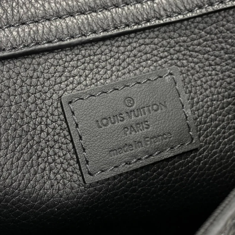 Top lv Black har Louis Vuitton Grained Calf Leather Slingbag