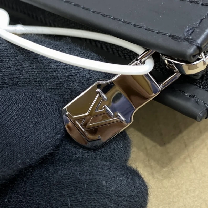 Top lv Zip closu Louis Vuitton Gray Damier Graphite 3D Canvas Pochette Voyage