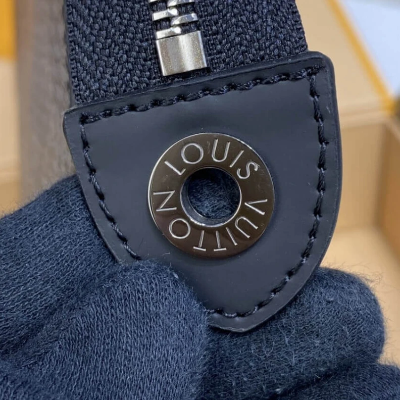Top lv Zip closu Louis Vuitton Gray Damier Graphite 3D Canvas Pochette Voyage