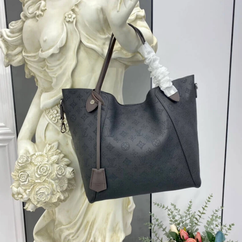 Top lv Calfleath Louis Vuitton Hina MM Black