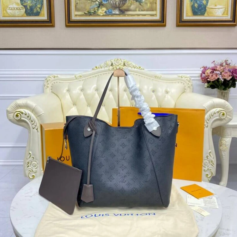 Top lv Calfleath Louis Vuitton Hina MM Black