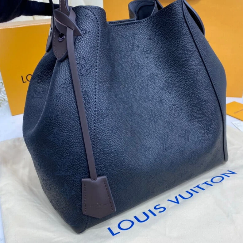 Top lv Calfleath Louis Vuitton Hina MM Black
