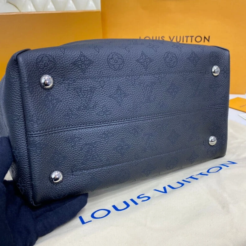 Top lv Calfleath Louis Vuitton Hina MM Black
