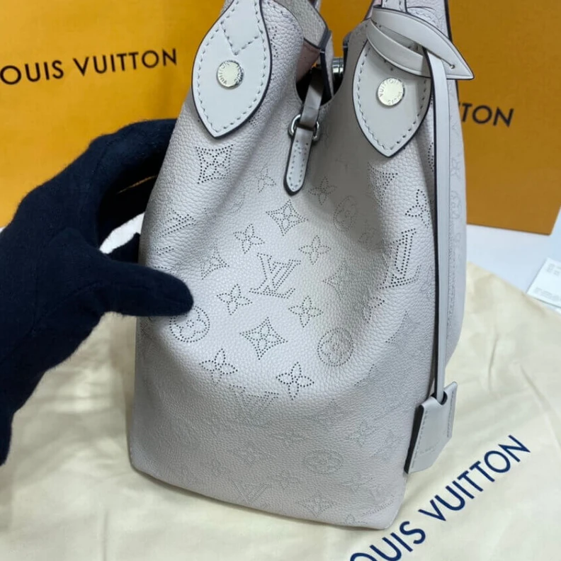 Lv belts replica Magnetic Louis Vuitton Hina MM Mahina in White