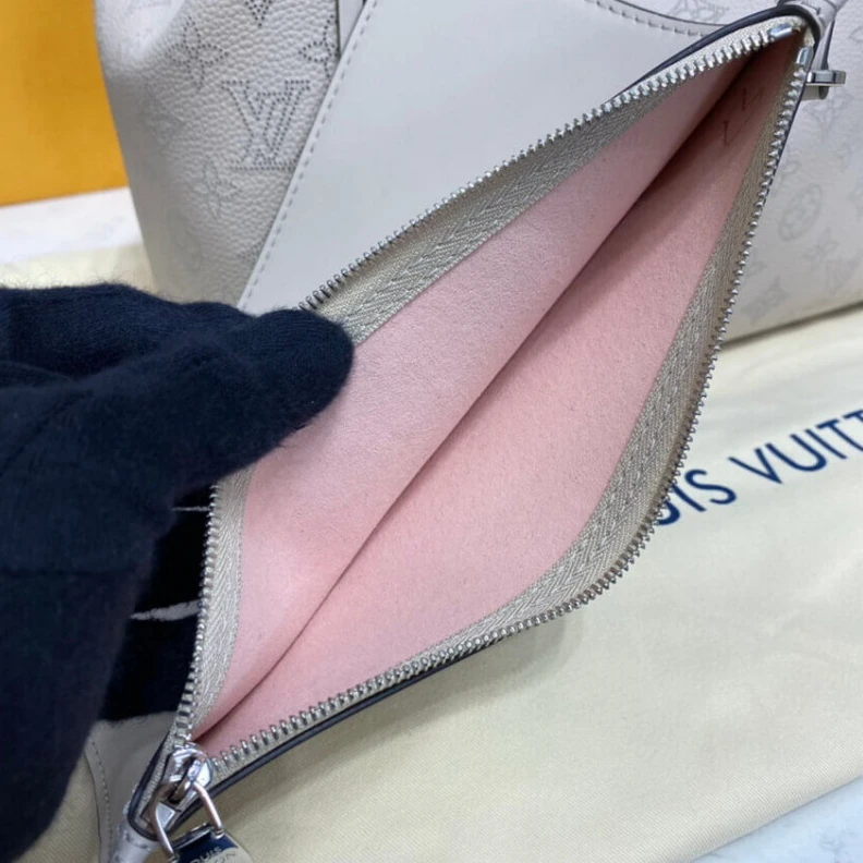 Lv belts replica Magnetic Louis Vuitton Hina MM Mahina in White