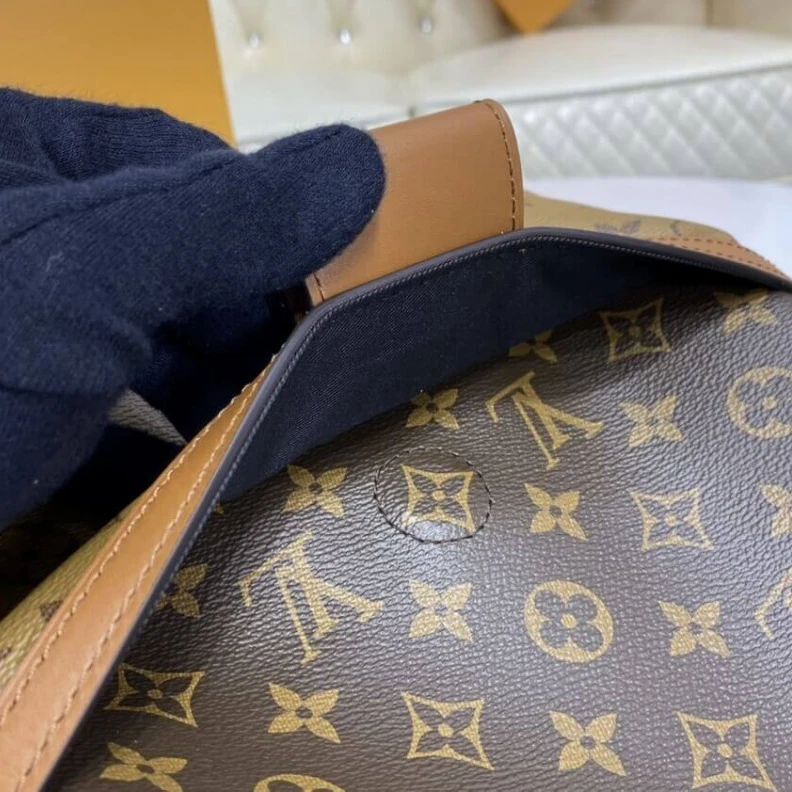 Mythick ru Calfskin LV Hobo Dauphine MM