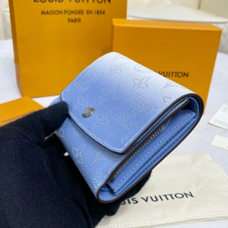Replica bag 1 zipped Louis Vuitton Iris Compact Wallet in Blue Gradient Mahina Perforated Leather