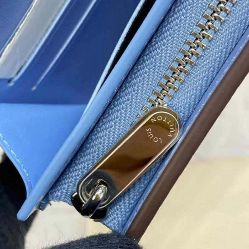 Replica bag 1 zipped Louis Vuitton Iris Compact Wallet in Blue Gradient Mahina Perforated Leather