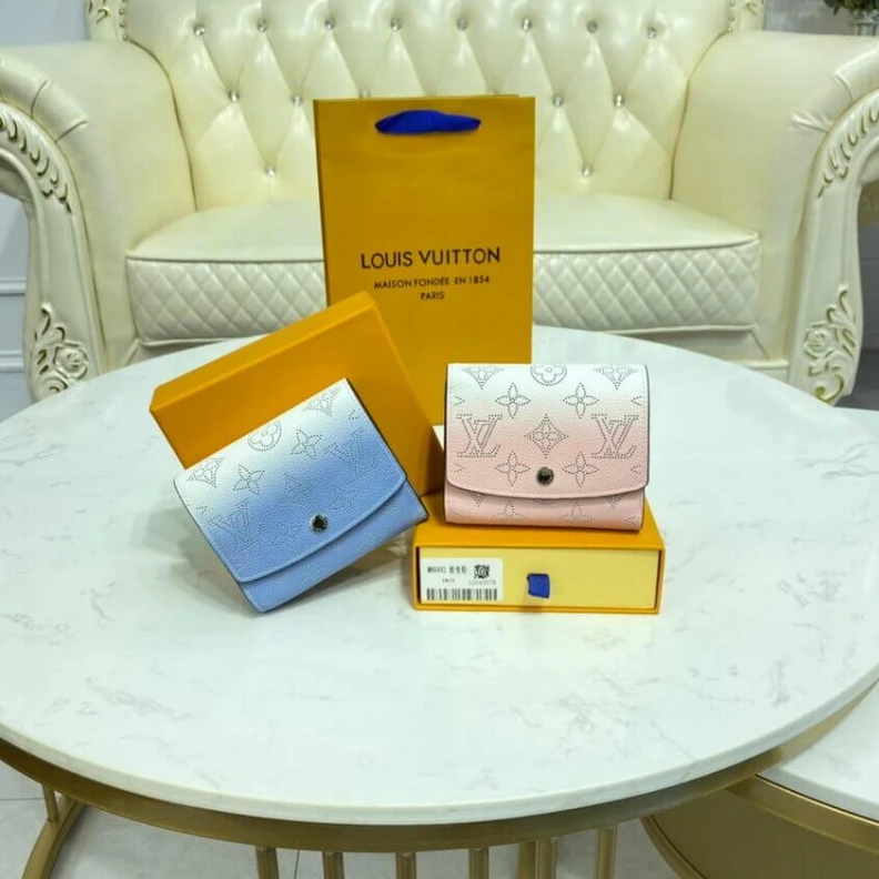 Replica bag 1 zipped Louis Vuitton Iris Compact Wallet in Blue Gradient Mahina Perforated Leather