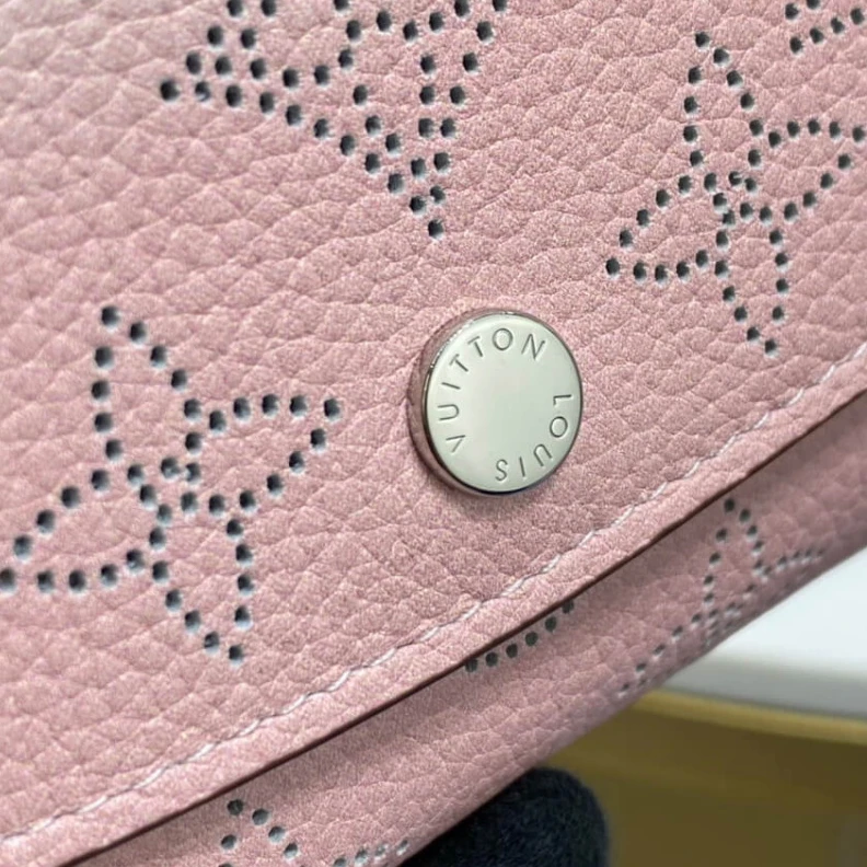 Mythick ru 6 card sl Louis Vuitton Iris Compact Wallet in Pink Gradient Mahina Perforated Leather