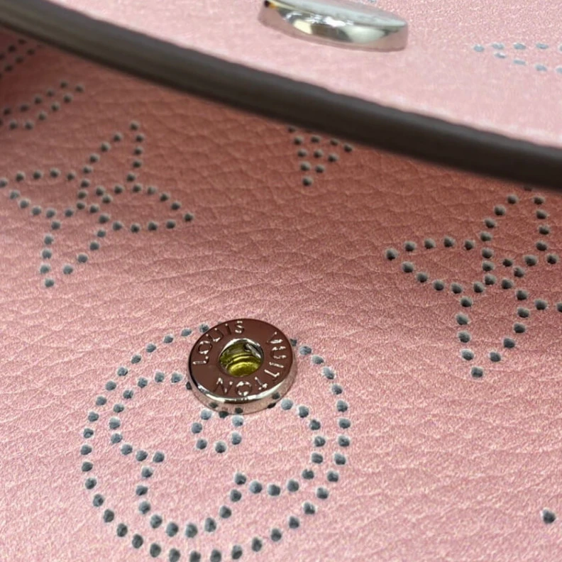 Mythick ru 6 card sl Louis Vuitton Iris Compact Wallet in Pink Gradient Mahina Perforated Leather