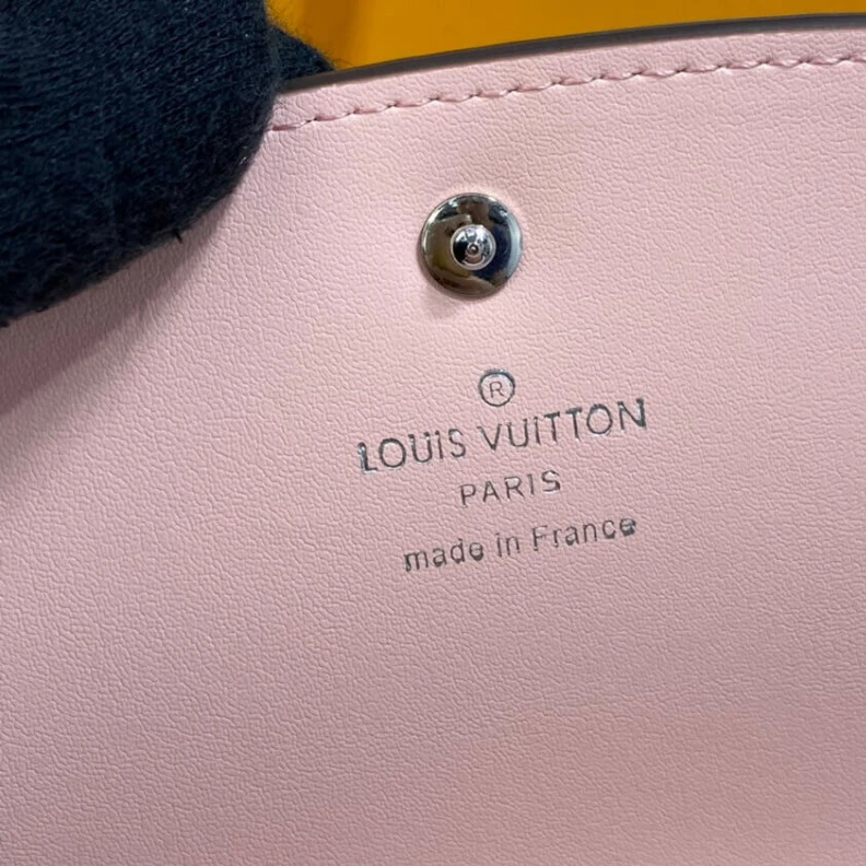 Mythick ru 6 card sl Louis Vuitton Iris Compact Wallet in Pink Gradient Mahina Perforated Leather