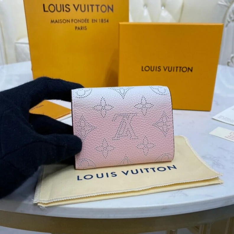 Mythick ru Mahina pe Louis Vuitton Iris XS Wallet in Pink Gradient Mahina Perforated Leather