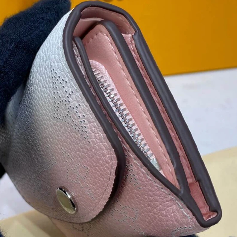 Mythick ru Mahina pe Louis Vuitton Iris XS Wallet in Pink Gradient Mahina Perforated Leather