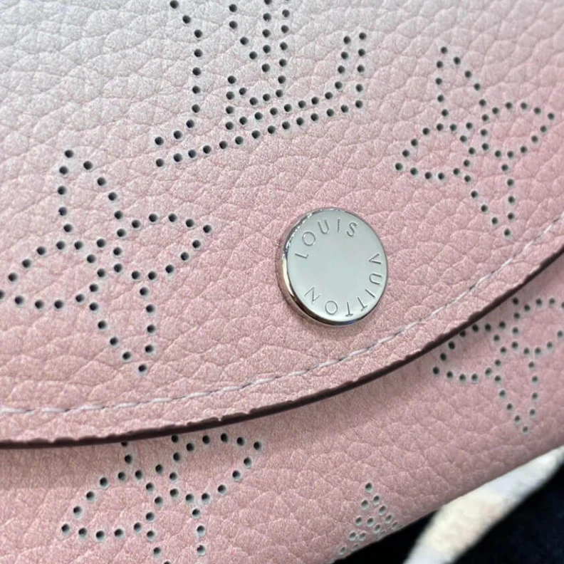 Mythick ru Mahina pe Louis Vuitton Iris XS Wallet in Pink Gradient Mahina Perforated Leather