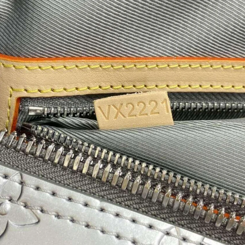Mythick ru Leather h Louis Vuitton Keepall Bandouliere 50 Silver