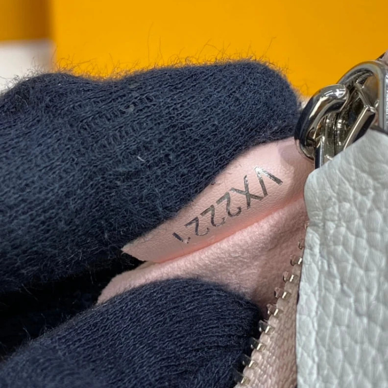 Mythick Key ring Louis Vuitton Key Pouch in Pink Gradient Mahina Perforated Leather