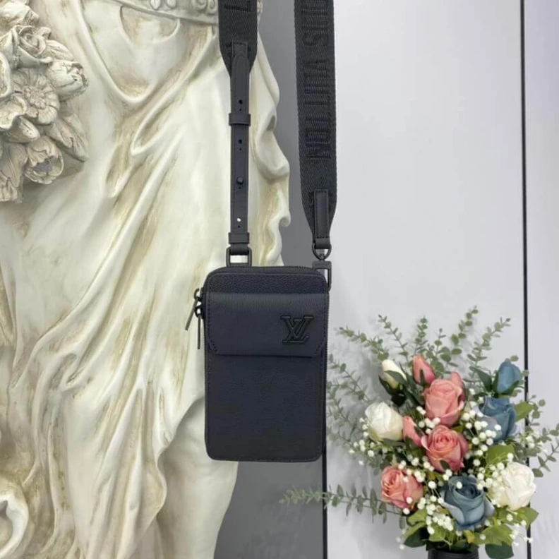Louis vuitton locations Gusseted Louis Vuitton LV Aerogram Phone Pouch