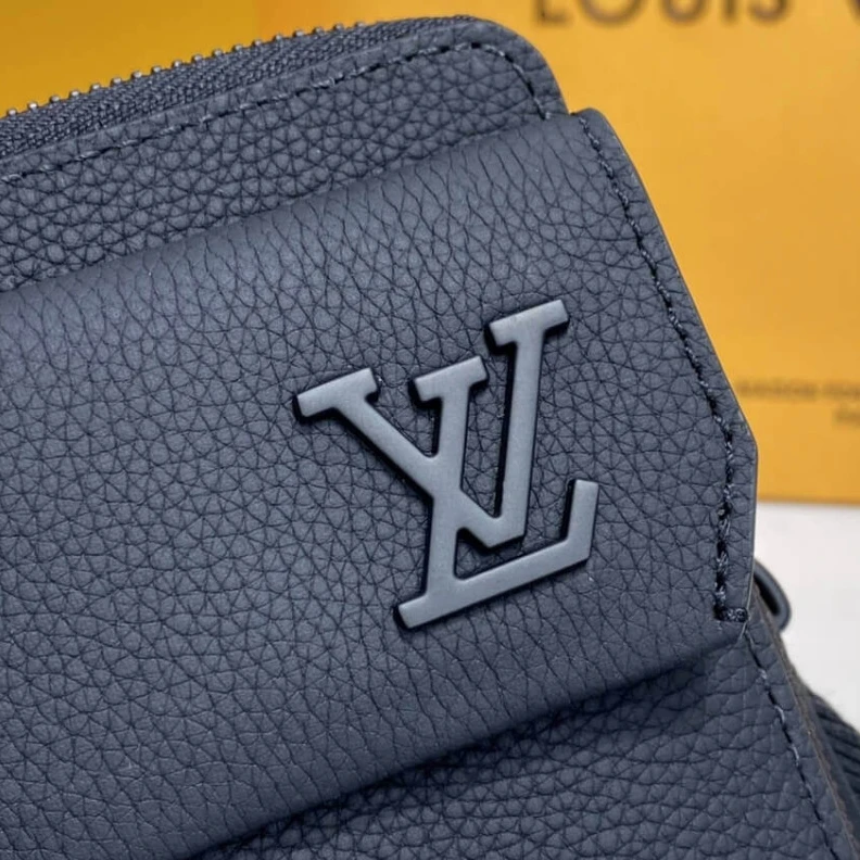 Louis vuitton locations Gusseted Louis Vuitton LV Aerogram Phone Pouch