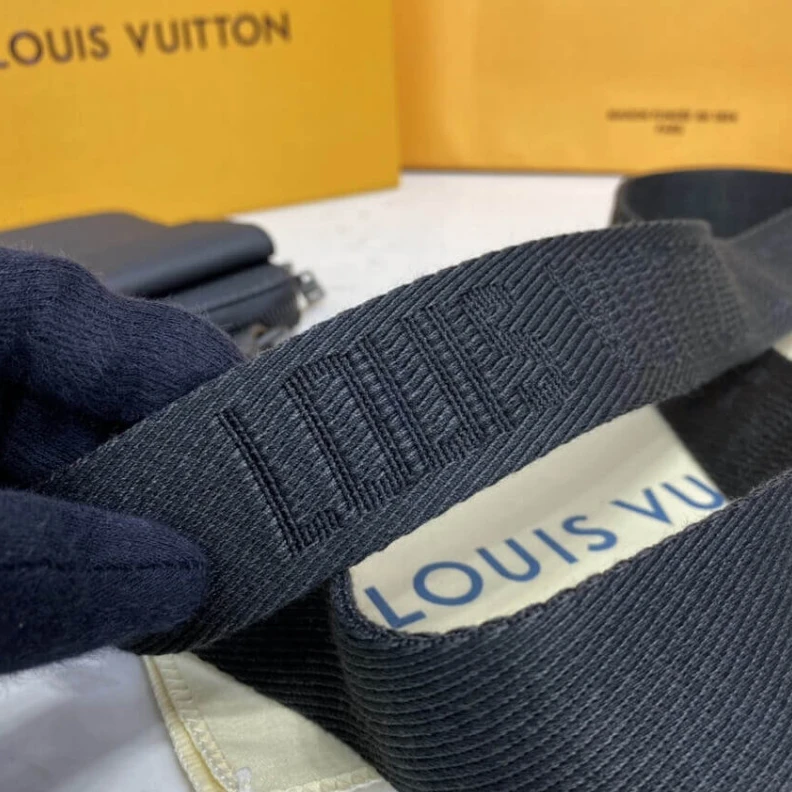 Louis vuitton locations Gusseted Louis Vuitton LV Aerogram Phone Pouch