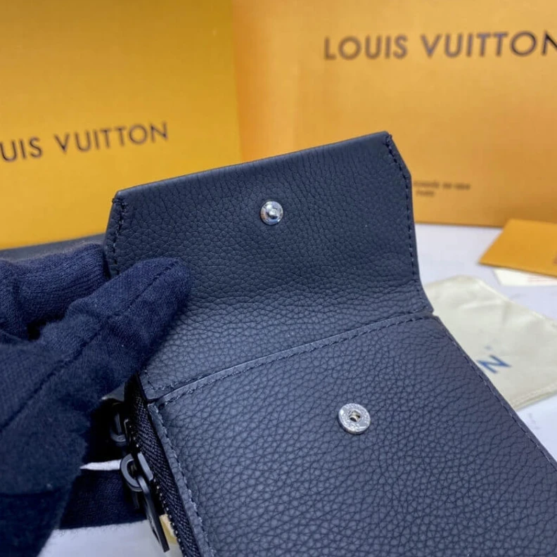Louis vuitton locations Gusseted Louis Vuitton LV Aerogram Phone Pouch
