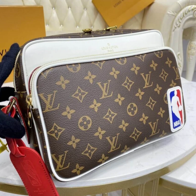 Mythick ru Strap Dro Louis Vuitton LV x NBA Nil Messenger Bag